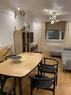 Потолочные карнизы и рамки в гостиной