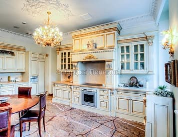 Карнизы из гипса и розетка в интерьере кухни